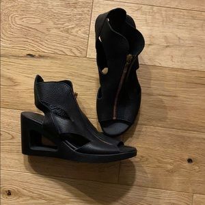 Arche cut out wedge heels